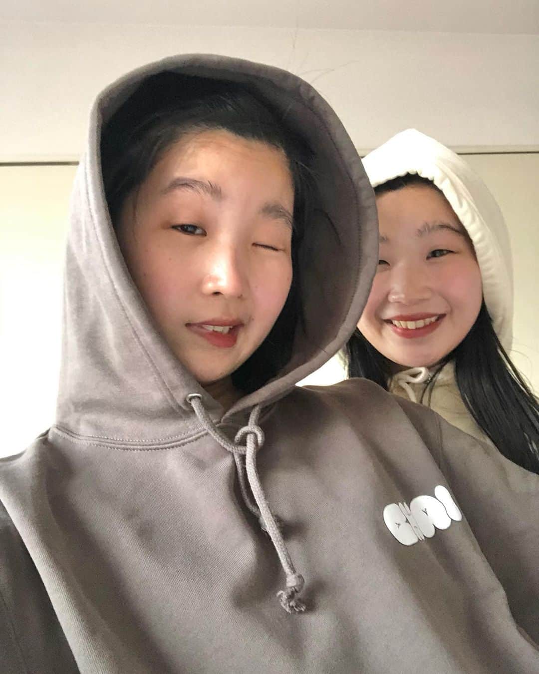 マナさんのインスタグラム写真 - (マナInstagram)「🌏🌏おNEW なMERCH⭐︎⭐︎🌏🌏 🐶🐶あなたの背中にカラフルCHAIパーカー🐶🐶 くわしくは @chaiofficialjpn  みてね❤️ロンTもあるに⭐︎🌏⭐︎🌏  #chai #twins #双子　#manakana #japan #complex」2月13日 12時18分 - chaimanakana3333
