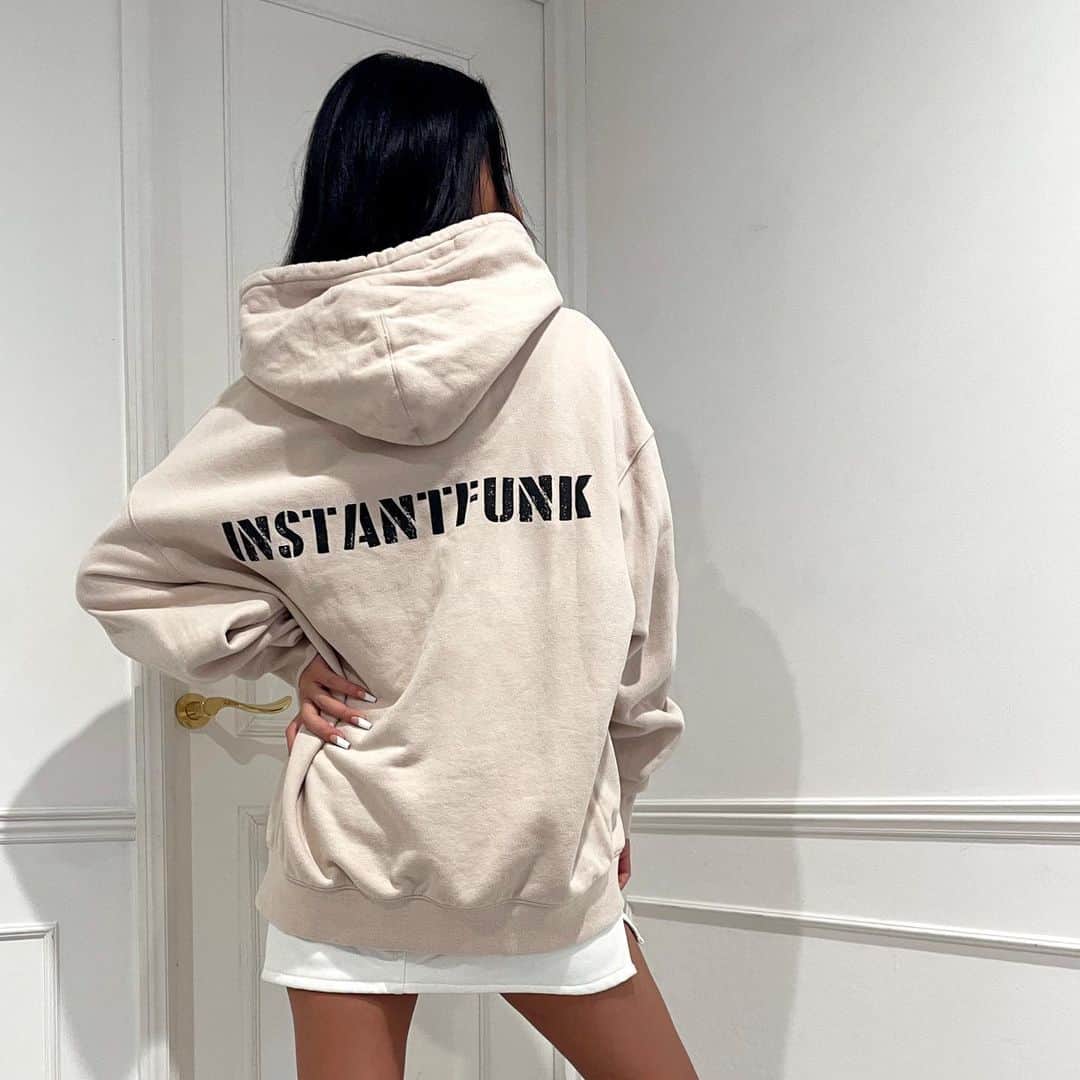 ANELA TOKYOさんのインスタグラム写真 - (ANELA TOKYOInstagram)「𝗜𝗡𝗦𝗧𝗔𝗡𝗧𝗙𝗨𝗡𝗞×𝗔𝗡𝗘𝗟𝗔𝗧𝗢𝗞𝗬𝗢﻿ ﻿ “logo hooded sweatshirt”﻿ ﻿ BTS(バンタン)のジミン、BLACKPINKのリサ﻿ ITZYのユナが愛用していたことで﻿ 注目を浴びている韓国で大人気ブランド✔︎﻿ ﻿ INSTANTFUNKとANELATOKYOがコラボレーション🤍﻿ ﻿ 今季流行カラーのベージュが﻿ ANELATOKYOのみの限定カラーで発売😳😳😳﻿ ﻿ ここでしか買うことの出来ない﻿ 数量限定アイテムとなります🤍﻿ ﻿ #ANELATOKYO #instantfunk #collaboration﻿ #limitedcolor #tops #hoodie #sweatshirt」2月13日 12時12分 - anelatokyo
