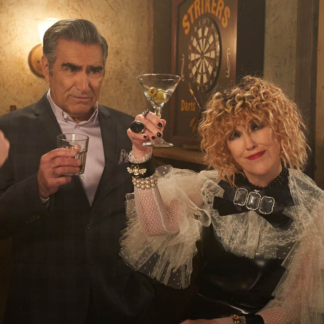 E! Onlineさんのインスタグラム写真 - (E! OnlineInstagram)「Don't leave your bébé in the dust this #ValentinesDay. These #SchittsCreek gifts are simply the best, at the link in our bio. (📷: POP TV)」2月13日 12時15分 - enews