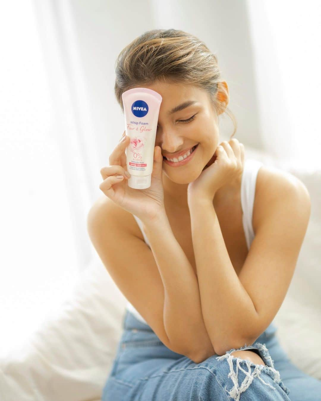 リザ・ソベラーノさんのインスタグラム写真 - (リザ・ソベラーノInstagram)「Giving my skin the love it deserves! 💕  @NIVEA_PH Fair & Glow Hokkaido Rose Whip Foam is my skin's partner this Valentine's Day!  It effectively fights impurities and is loaded with 36x anti-oxidants from Hokkaido Rose extracts, super effective in making my skin look extra blooming and glowing even without makeup.   Show your skin some love too 🙂 #GlowGetItGirl and #ChangeTheWayYouCleanse!」2月13日 12時26分 - lizasoberano