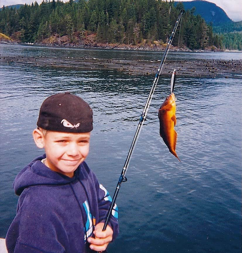 マックス・シエリオットのインスタグラム：「An oldie but a goodie ! Back when I was just a little grub but still just as obsessed with spending time in the outdoors! #flashbackfriday #fbf #fishing #godsgrocerystore #outdoors」