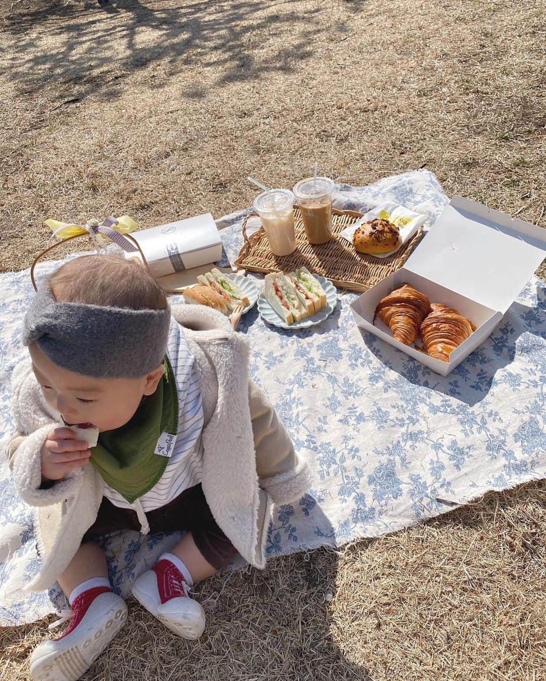 舟山久美子（くみっきー）さんのインスタグラム写真 - (舟山久美子（くみっきー）Instagram)「Picnic🥐  お昼はポカポカ陽気になってきてハマりそう🤤  シートは楽天roomに載せてます。  #picnic #tokyo #lunch #ピクニック　#ランチ」2月13日 12時20分 - kumikofunayama
