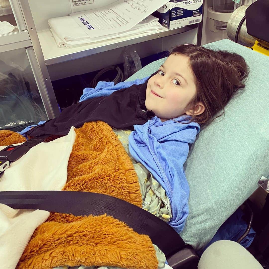 オデット・アナブルのインスタグラム：「To the strongest little girl I know, I’m proud to be your mom. To all parents out there, I salute you. It’s incredibly difficult to see your child in pain that you can not take away. Truth is, you can’t take away most pain and that’s how the story goes although yesterday, yesterday I wish I could have taken it from her. I watched Dave be the most gentle and most engaging I have ever seen him. I know he was terrified after they told us she needed surgery, but he kept right with her distracting her and making her laugh and held my hand throughout. You are THE example @dave_annable. I love you and appreciate you SO ❤️ Thank you to @dell_childrens for taking such good care of our baby and thank you all for sending love. Charlie can’t wait to go to school and have her friends sign that yellow cast.  Oh- and huge thank you to all of the Padalecki’s for guiding us and being a resource when we were scared shitless in a completely new state.」