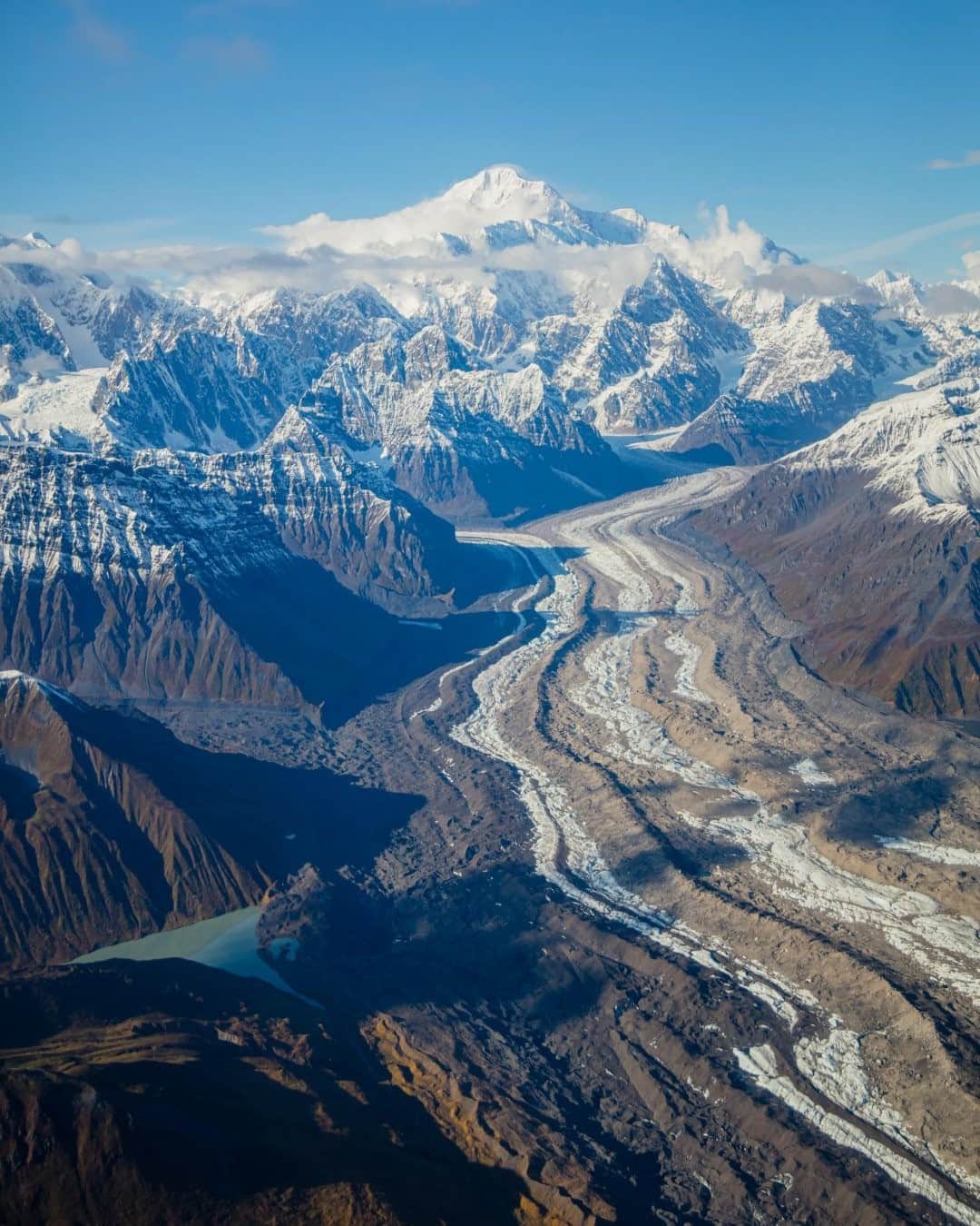 National Geographic Travelさんのインスタグラム写真 - (National Geographic TravelInstagram)「Photo by @tobyharriman / Taking a flight tour is a must-do for many visitors to Alaska, and for good reason. It’s hard to comprehend the scale and beauty of the state’s mountains and glaciers from the ground! Here you can see Denali, North America’s tallest mountain at 20,310 feet (6,190 meters), with the ancient Tokositna Glacier in the foreground. Follow @tobyharriman for more. #Alaska #ClimateChange」2月13日 12時35分 - natgeotravel