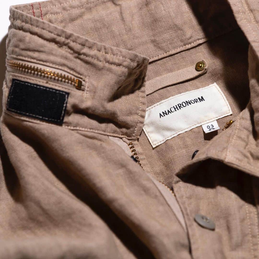 のインスタグラム：「. . . . AN095 LINEN FIELD JACKET BEIGE . . . アメリカ軍US ARMY M-65ジャケットを ベースにANACHRONORMらしく モダナイズした2021 1stの春アウター。 . 生地に採用したのは太番手の ムラネップリネンを使用したキャンバス生地。 . 通常であると硬めの風合いとなる織りの規格ですが、柔らかさを増す仕上げを施すことでリネンならではのコシとハリが適度に生まれ、ゆったりとした落ち感を再現。 . また特徴であるスタンドカラー、大きなフロントのフラップポケット、袖口のパイルアンドフックなど細かなディールは忠実に再現しながらも、着心地やタウンユースでの着用を考慮し、襟部のフードや肩部のエポットはあえて排除しました。 . ゆとりがありながらも品のある、バランスの取れた リラックスシルエットを是非お楽しみください。 . . . #anachronorm #contextgallery #nakameguro #balanceokayama #okayama」