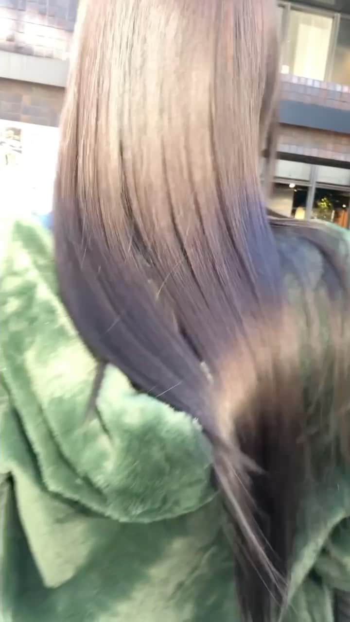鈴木聖奈のインスタグラム：「ありがとうございます✨サラサラ❤  @roi_salon #美容院 #トリートメント #さらさら #サラサラ #サラサラヘアー #ストレート #ストレートヘア #ロングヘア #ヘアケア #メンテナンス #美髪 #美髪ケア #髪質改善 #髪質改善トリートメント #黒髪 #黒髪ロング #髪 #撮影 #longhair #hair #hairstyle #haircut #hairsalon  #smoothhair」