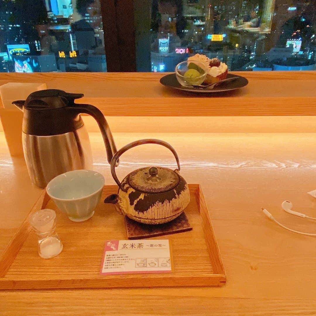 前田玲奈さんのインスタグラム写真 - (前田玲奈Instagram)「#神楽坂茶寮 #渋谷スクランブルスクエア 「こりこり緑茶鶏団子の柚子薫る出汁お椀御膳」も頂きつつ、 お話が盛り上がったのでお茶とアイスも。（ケーキも） 夕方から夜への変遷がじっくり見られていい席でした。最近はピンクと水色の配分がいい夕暮れが多い。 この #利き茶アイス を見て、あ！ここ咲良さんと芽衣子さんと行ったとこじゃん〜！とやっと気づいた。まさかスクランブルスクエアで出会うとは！ （前に事務所の方にこのビルの中のつるとんたんに連れて行ってもらったんだけど、そこも景色が良くて、お洒落とんたんだった🌆） 後輩のはやしさんと行ったんだけど、やっぱり玄米アイスを気にいってくれて嬉しかった☺️ 抹茶が大好きらしい☺️ そしてかわいくて癒された☺️ 横顔ジロジロみちゃった☺️🌷 最近は後輩たちと話す機会が多くて嬉しいな〜みんな仲良くしてくれてありがたい。 #アイ活 #アイスフェアリー #icecream #maccha」2月13日 12時31分 - maedarena_ice