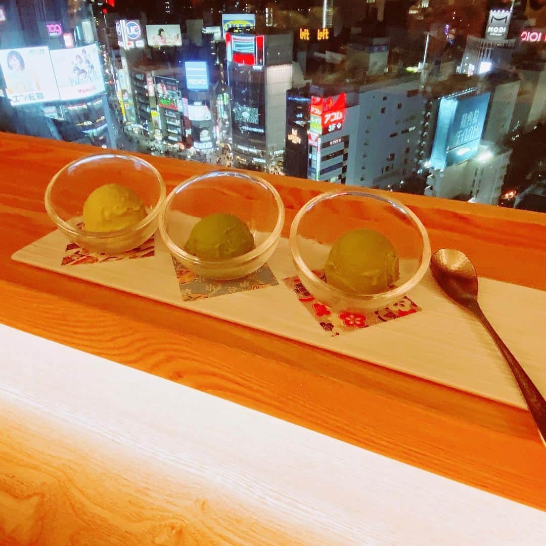 前田玲奈のインスタグラム：「#神楽坂茶寮 #渋谷スクランブルスクエア 「こりこり緑茶鶏団子の柚子薫る出汁お椀御膳」も頂きつつ、 お話が盛り上がったのでお茶とアイスも。（ケーキも） 夕方から夜への変遷がじっくり見られていい席でした。最近はピンクと水色の配分がいい夕暮れが多い。 この #利き茶アイス を見て、あ！ここ咲良さんと芽衣子さんと行ったとこじゃん〜！とやっと気づいた。まさかスクランブルスクエアで出会うとは！ （前に事務所の方にこのビルの中のつるとんたんに連れて行ってもらったんだけど、そこも景色が良くて、お洒落とんたんだった🌆） 後輩のはやしさんと行ったんだけど、やっぱり玄米アイスを気にいってくれて嬉しかった☺️ 抹茶が大好きらしい☺️ そしてかわいくて癒された☺️ 横顔ジロジロみちゃった☺️🌷 最近は後輩たちと話す機会が多くて嬉しいな〜みんな仲良くしてくれてありがたい。 #アイ活 #アイスフェアリー #icecream #maccha」