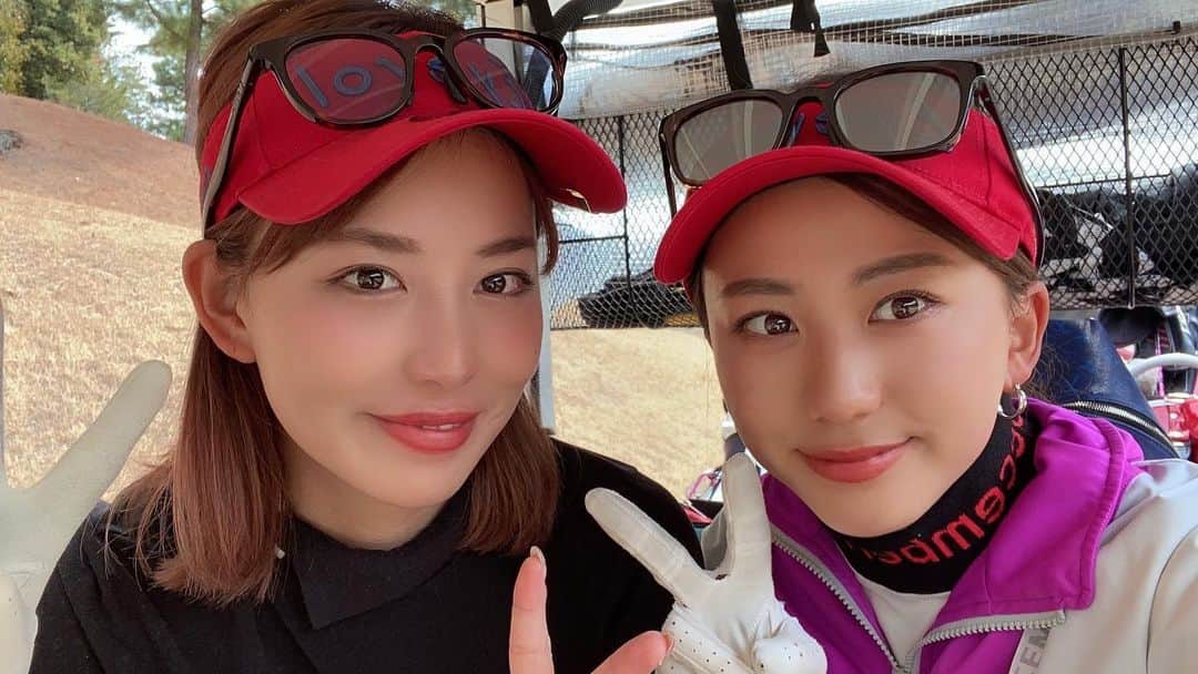 原田怜奈のインスタグラム：「昨日は笑いすぎたね🤣 いつもか🤭  今日はバイザーもオソロで🥰 @eyevol_tokyo_store_official   面白すぎて すぐ終わった一日だったな🥺 またラウンドしよーね❤️ スイングも顔も綺麗だね🤣❤️ . . . . #女子ゴルファー　#高校一緒　#ゴルフ　#golf」