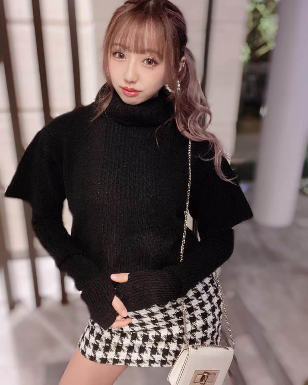 川谷花音のインスタグラム：「やっほー 昨日は収録dayでした📺 まつ毛カールと眉毛を整えて来た👀 遠目の写真でもまつ毛上がってるの分かるきゅるん @une_fleur_yuri いつもありがとうございます😭 やるのとやらないの全然違う🐈‍⬛ オススメだよ〜 #今日のコーデ #韓国通販 #まつ毛 #モノクロコーデ」