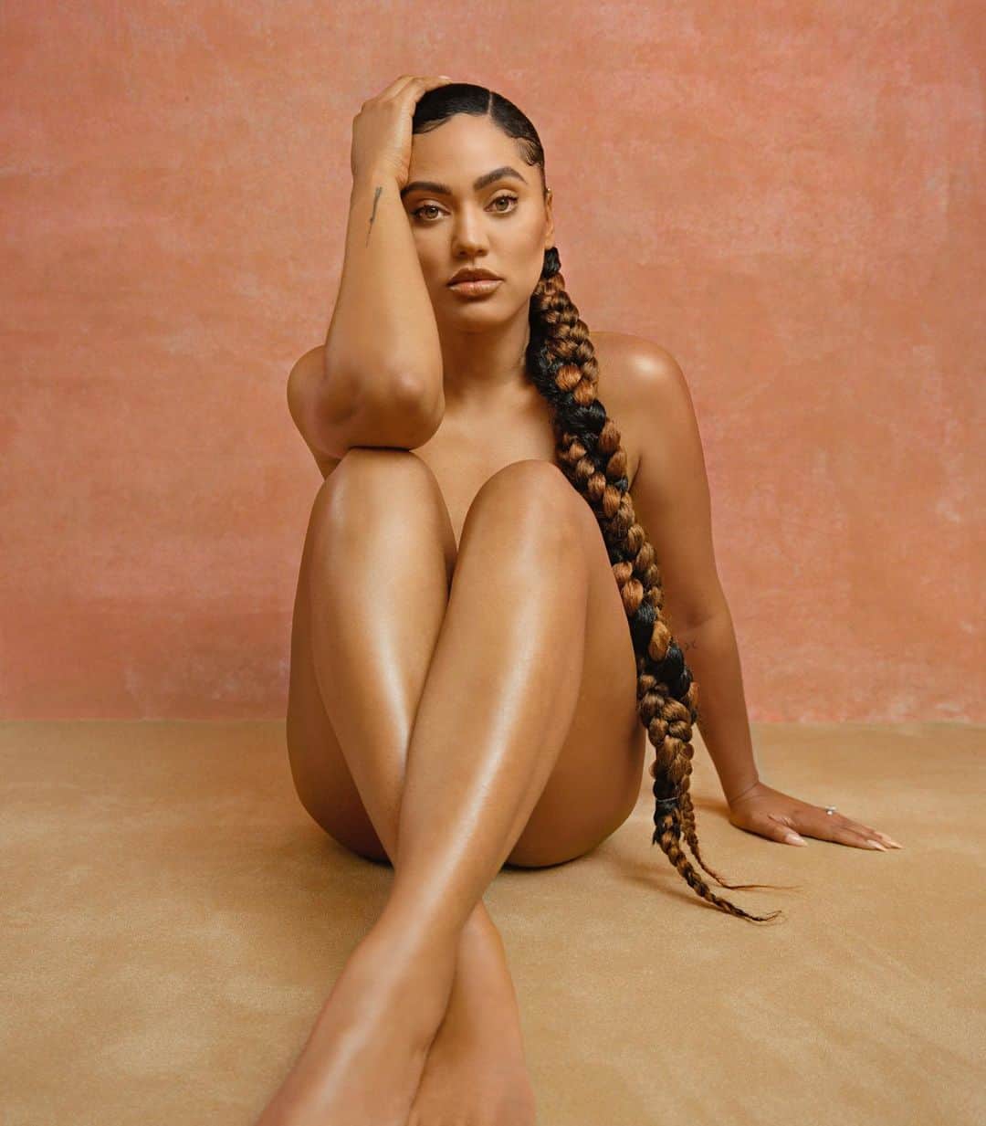 エイヨシャ・カレーのインスタグラム：「📷 from our @sweetjuly BODY feature. So many natural wellness and skin remedies in this issue! @stephencurry30 got to pick the photo😏. Shins and shoulders y’all, shins and shoulders. 🤷🏽‍♀️」