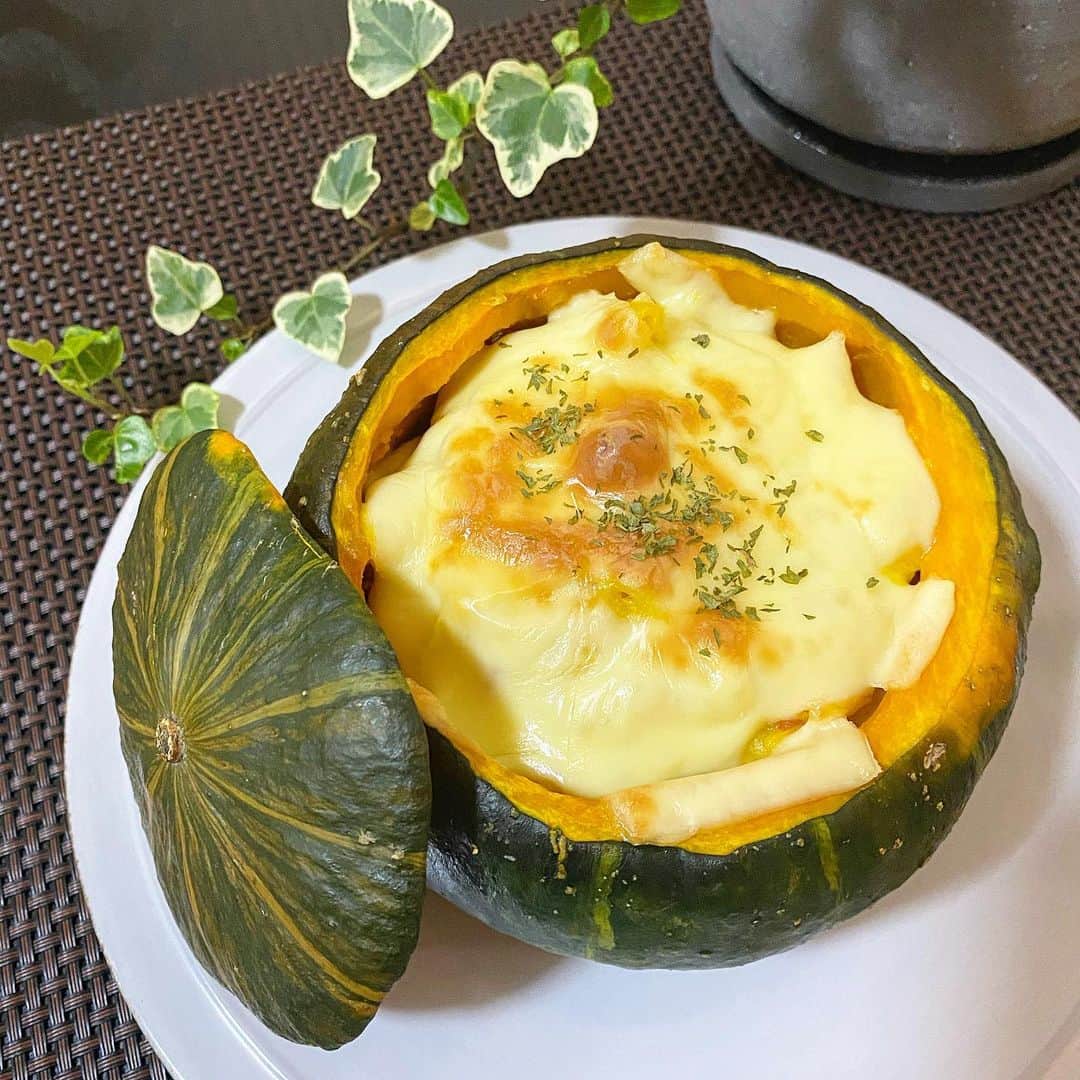 中川真依のインスタグラム：「. ずっと作ってみたかったカボチャグラタン🎃💚 . 可愛いサイズのがGetできたので作ってみましたー😆🙌💕 #かぼちゃグラタン #上手にできました #娘も大喜び  #3歳女の子ママ #mai飯🍳」