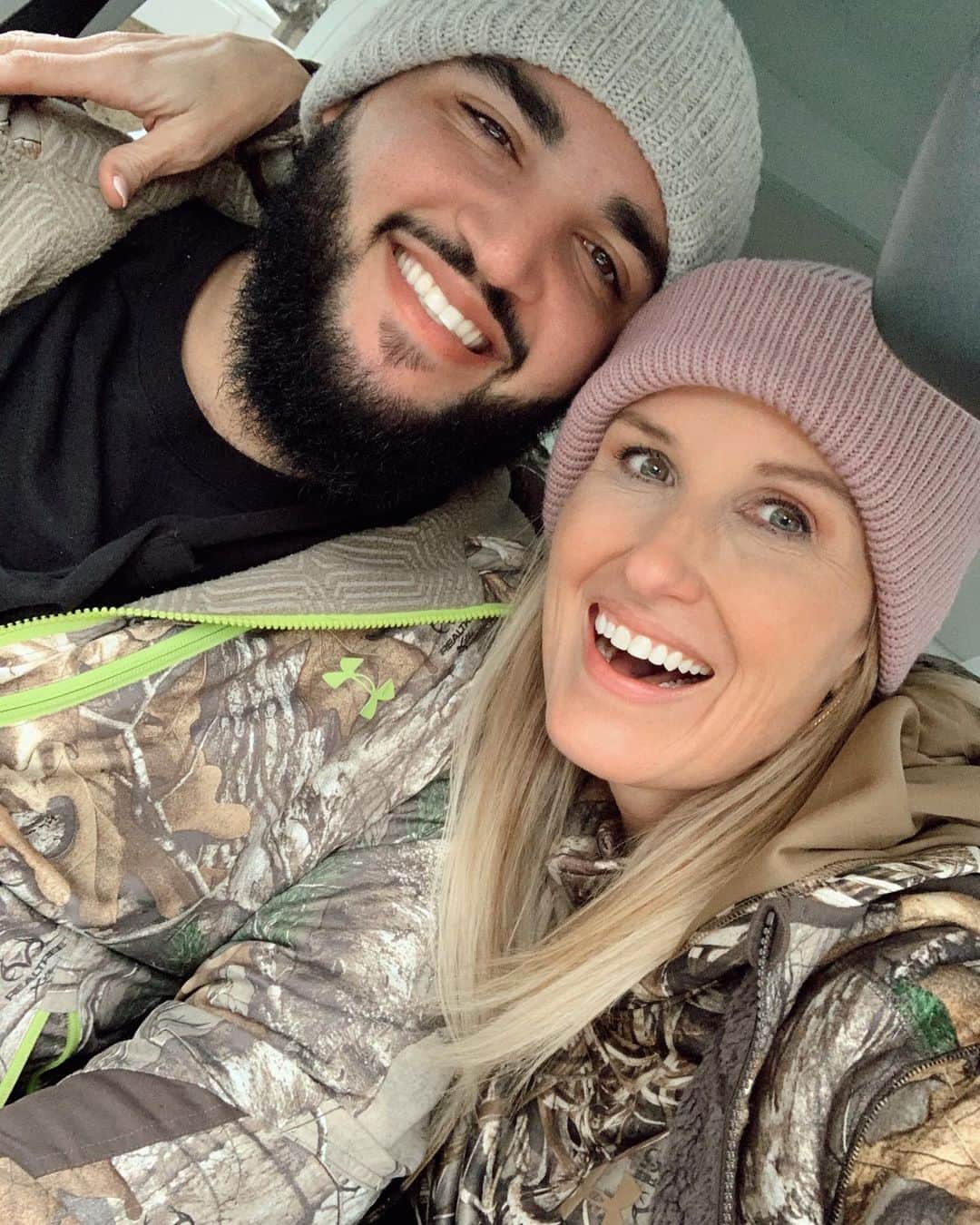 コリー・ロバートソンのインスタグラム：「Just trying to stay warm over here! It’s going to get down to 5 on Monday 🥶 We’re not ready for this!」