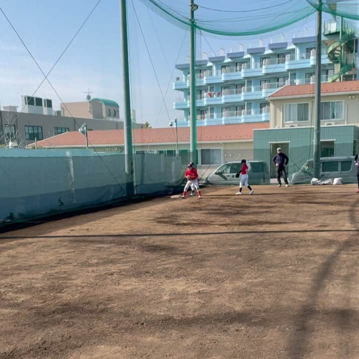 一場靖弘のインスタグラム：「土曜日のレッドストロングスの練習の様子⚾️ 野球を始めてからまだ1年も経っていない子がほとんどの中、みるみる内に上達していってます💪 ほとんどの子がボールを怖がらずに捕り行き、段々と声も出る様になり、活気が出てきました👍  #千葉 #松戸市 #流山市 #三郷市 #柏市 #レッドストロングス松戸 #一場靖弘ベースボールアカデミー #両国整骨院 #野球塾 #一場靖弘 #元プロ野球選手 #ベースボール #野球 #草野球 #個別指導 #野球教室 #ナイター野球 #少年野球 #シニアリーグ #ボーイズリーグ #ポニーリーグ #軟式野球 #硬式野球 #向上心 #アンダーアーマー #生徒募集中 #日々上達 #自主練 #やればやるだけ上手くなる」