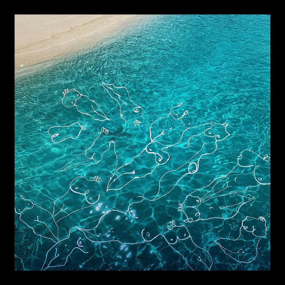 フェリシティー・パルマティアーのインスタグラム：「1,2 or 3?  Also thoughts on this work?  Crystal clear water with acrylic line work 💦🎨  @flickpalmateer.art」