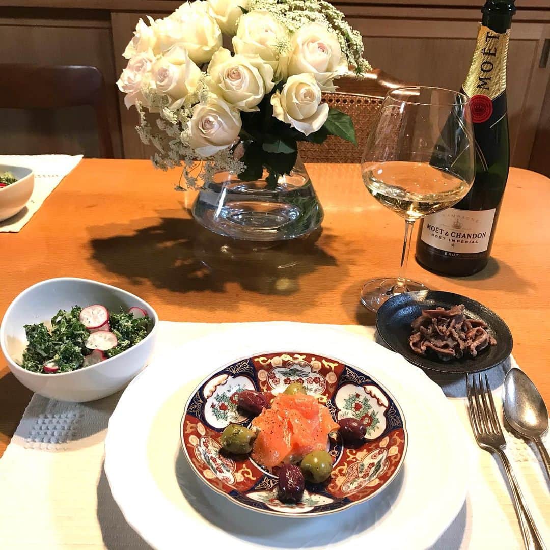 土屋眞弓のインスタグラム：「数日前のおうちごはん🍽 メインはシャンパン🍾🥂 なんてね😅  クリームチーズとスモークサーモンand オリーブ🫒🫒 ケールのシーザーサラダ🥬 砂肝のピリ辛ガーリック炒め エスカルゴ フォアグラ オリーブのバケット🥖  美味しかったです❣️  #おうちごはん #シャンパン #お酒のつまみ」