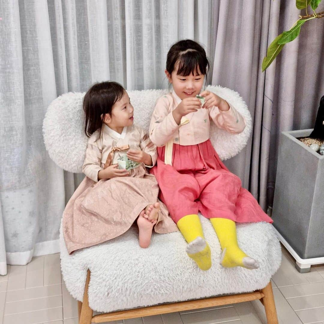 ユジンさんのインスタグラム写真 - (ユジンInstagram)「#happylunarnewyear #새해복많이받으세요 #한복 #hanbok #로로자매 #lolosisters #세뱃돈 받고 좋아하는 자매~ Happy with their cash gifts~!」2月13日 12時48分 - eugene810303