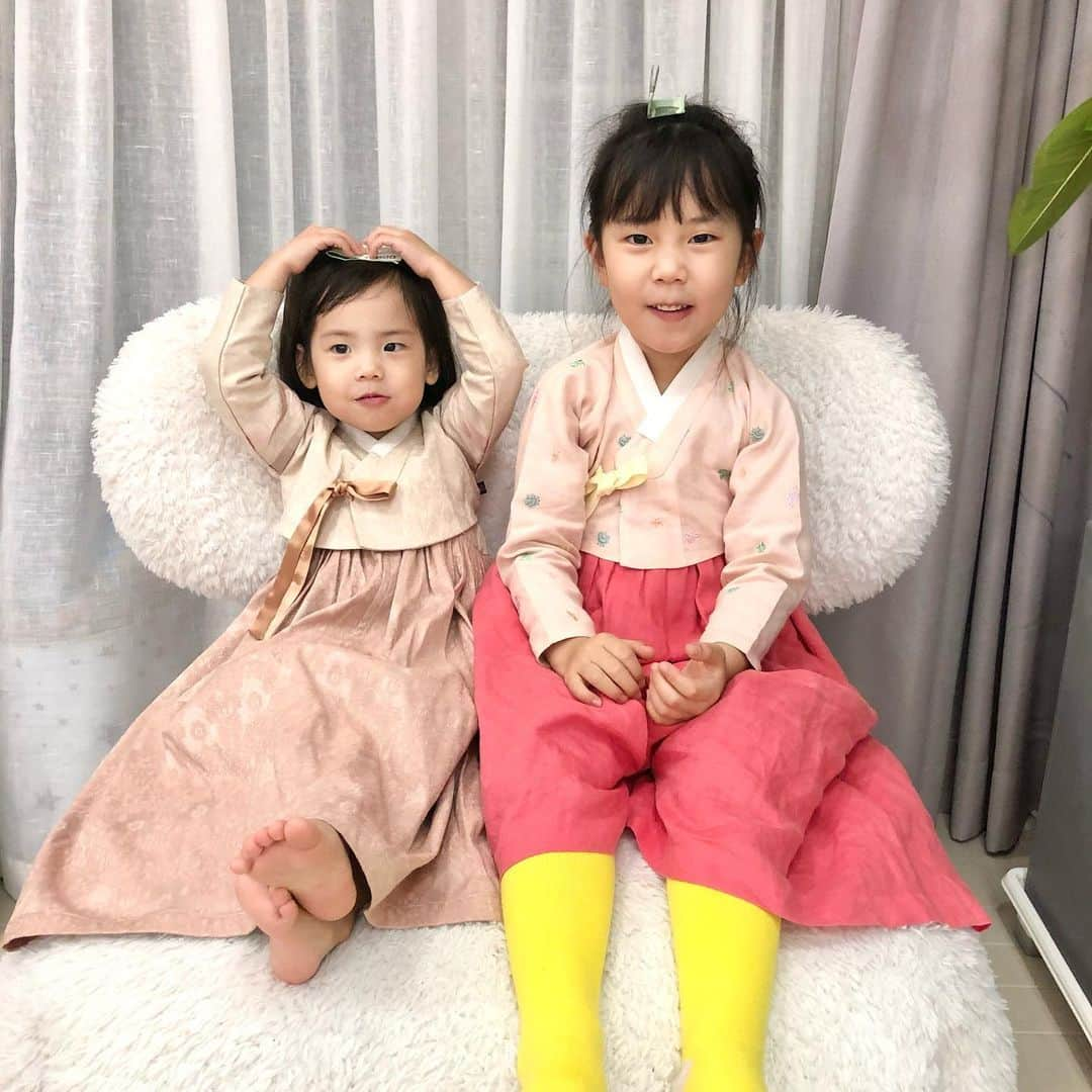 ユジンさんのインスタグラム写真 - (ユジンInstagram)「#happylunarnewyear #새해복많이받으세요 #한복 #hanbok #로로자매 #lolosisters #세뱃돈 받고 좋아하는 자매~ Happy with their cash gifts~!」2月13日 12時48分 - eugene810303