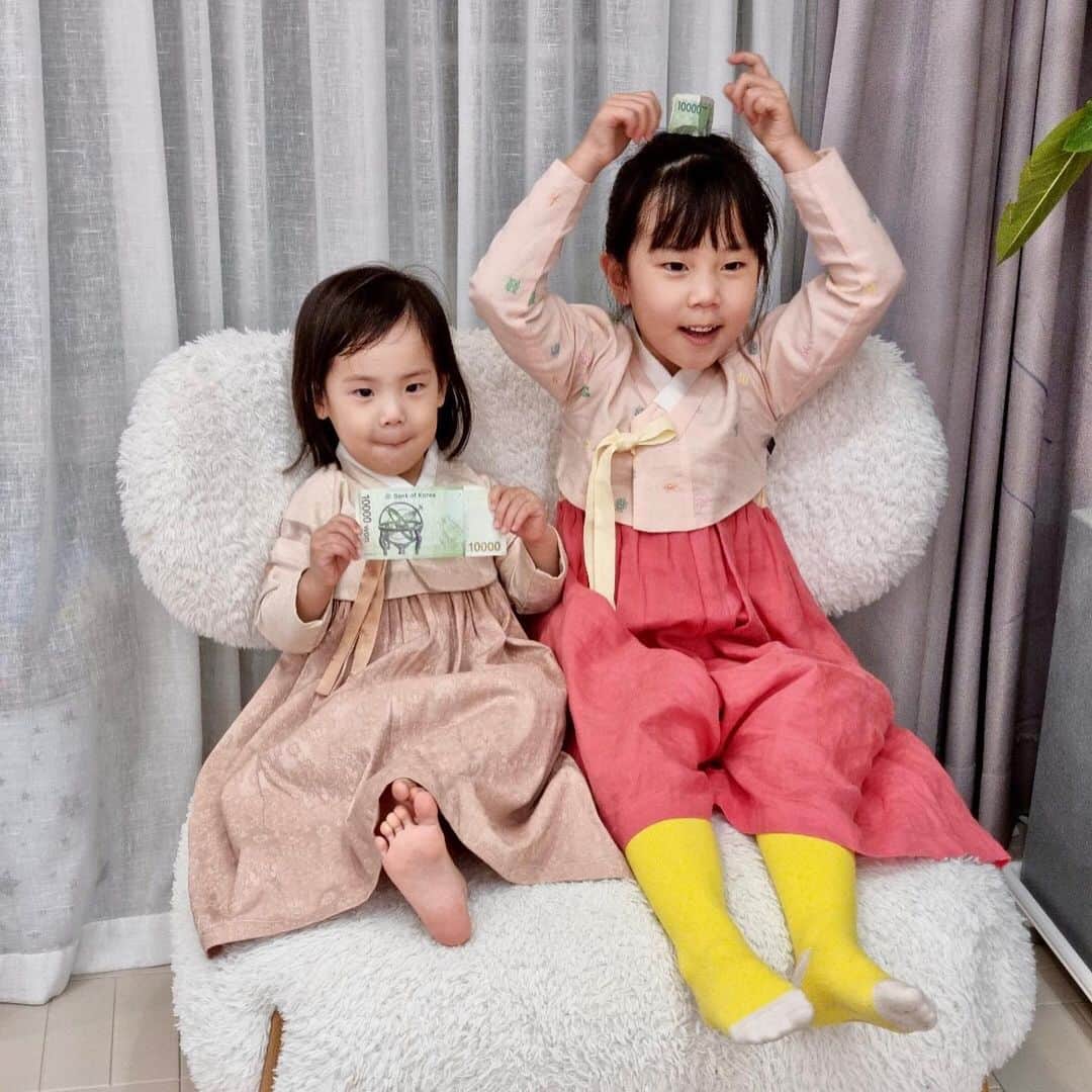ユジンさんのインスタグラム写真 - (ユジンInstagram)「#happylunarnewyear #새해복많이받으세요 #한복 #hanbok #로로자매 #lolosisters #세뱃돈 받고 좋아하는 자매~ Happy with their cash gifts~!」2月13日 12時48分 - eugene810303