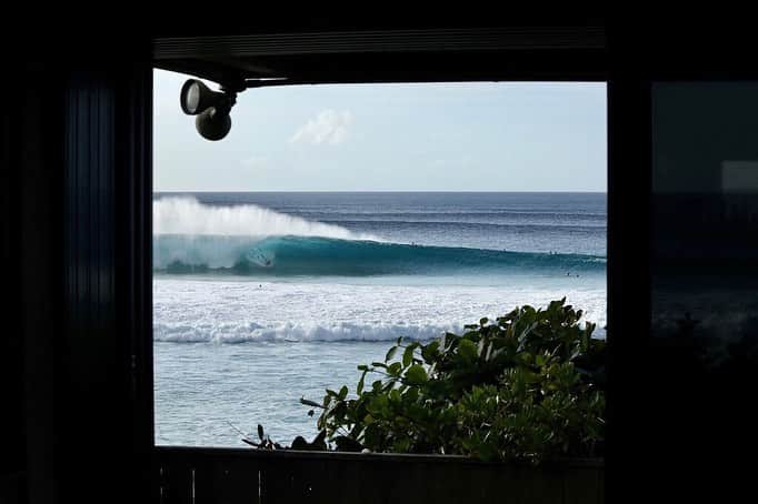 surflineさんのインスタグラム写真 - (surflineInstagram)「Pipeline had a slow start to the day today, which was expected. And the forecast long-period northwest swell just started to hit -- just in time for a fine Happy Hour session. Here’s a view from inside the Volcom house a few minutes ago. Much bigger in the morning. Hit the link in bio for realtime coverage of #pipelinevalentine.  📷: @scottsullivanphoto」2月13日 12時49分 - surfline