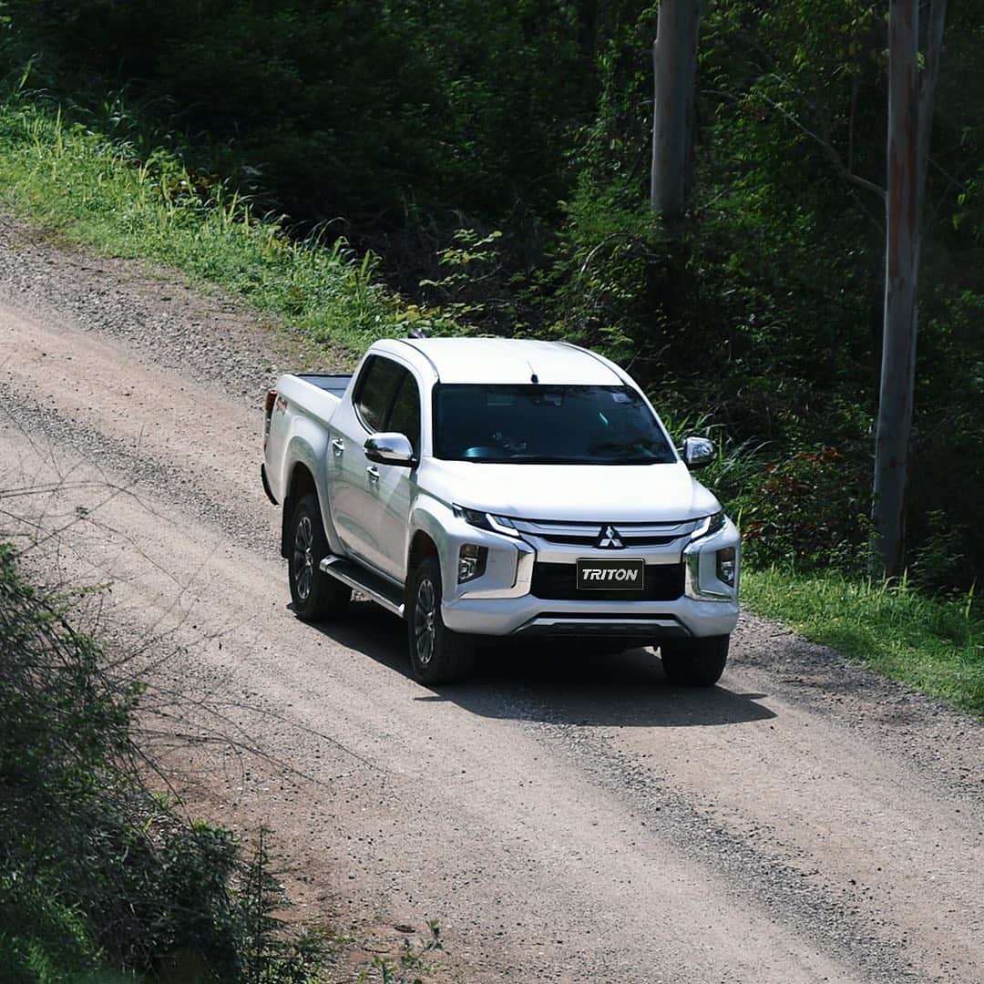 Mitsubishi Motors Thailandのインスタグラム：「พลังแกร่ง พร้อมลุยทุกสถานการณ์ ด้วย Mitsubishi Triton Double Cab ที่มีระบบควบคุมรถขณะลงทางลาดชัน (Hill Descent Control – HDC) พร้อมให้คุณค้นพบเส้นทางใหม่ได้แบบไร้ข้อจำกัด  #MitsubishiMotorsThailand #MitsubishiMotors #NewTriton  #Pickup #PickupTruck #4x4 #4WD #รถกระบะ #รถปิคอัพ #กระบะ #กระบะ4ประตู  #OffRoad #CarsOfInstagram #Instacar #automotivephotography #carstagram」