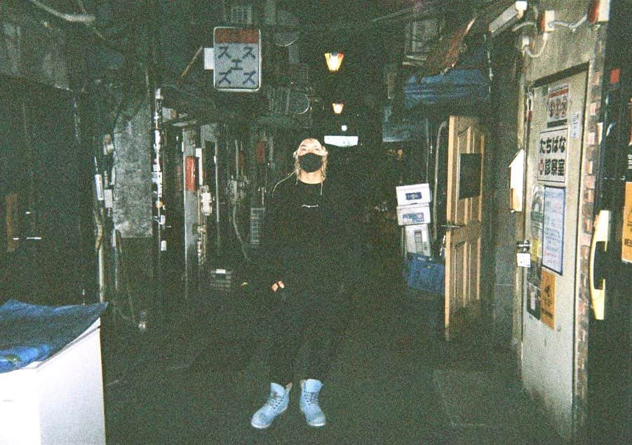ジョーブログのインスタグラム：「オンリーワンな生き方をオンリーワンな選択を。 何があっても自分の責任と覚悟でワガママに生きるんや。 その時々で常に自分の「好き・嫌い」をハッキリ意識するように心がける。 おまえが笑わな人も笑わん。  俺はジョーという生き方の個を極める。  今日も一日レディゴー👍」