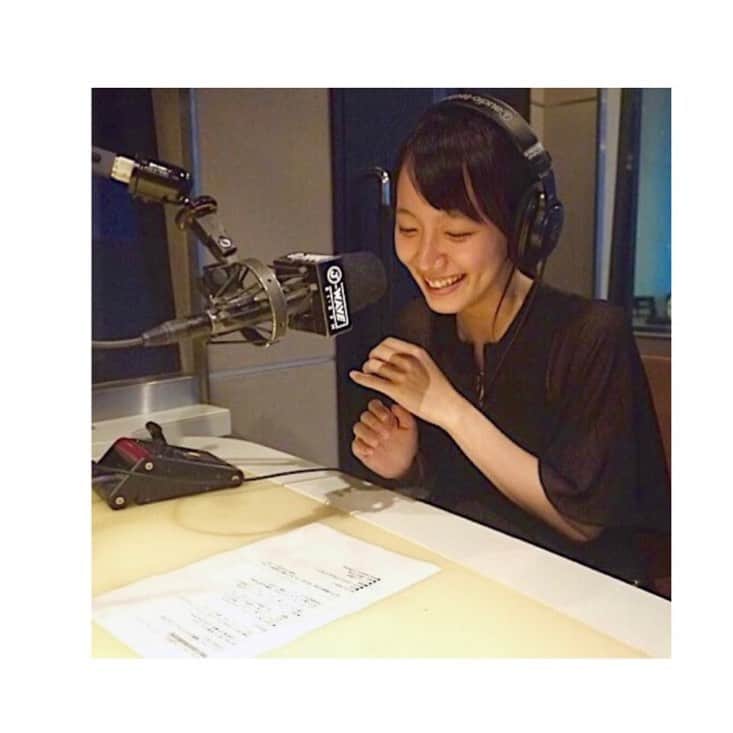 吉岡里帆さんのインスタグラム写真 - (吉岡里帆Instagram)「書籍 「LIFESTYLE COLLEGE 吉岡里帆と日曜日18時」が発売開始となりました📻  あとがきはラジオ対談本らしく音声で聴けるようになっています。ぜひQRから！  #ラジオ @lifestyle_ur813」2月13日 12時52分 - riho_yoshioka