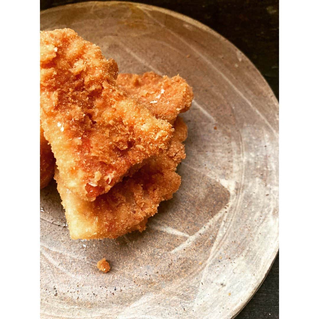journaleatripのインスタグラム：「fried fish konbujime  4日目に突入した金目鯛 昆布締めにした後にフライ。 オッと体が固まる美味しさ。 山椒と一緒に。」