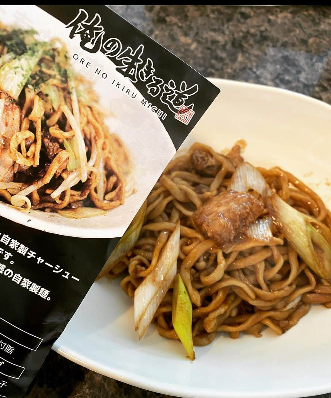 田中理恵さんのインスタグラム写真 - (田中理恵Instagram)「本日のお昼は焼きそば😊 俺の生きる道さんの 太麺自家製チャーシューが入っているオリジナル焼きそばです❤️ ボリューム満点美味しかったぁぁ😉  @ayumi.kataoka_gg.1  ありがとございます🤍☺️」2月13日 12時56分 - riiiiiie611