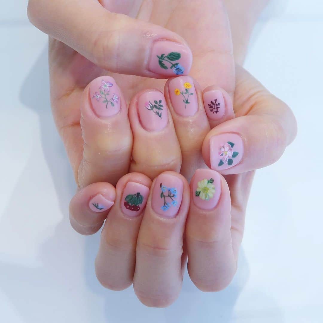 赤木 桃 #ちゃんものインスタグラム：「Natalie Leteのペタッとしたフラワーペイント🌷🎨ナタリーレテのハンドトレイがほしい、、🤲🏻💐  ご予約は✉️ yuo@su7.jp へ空メールを送信 もしくは📞0364552950へお電話ください☺︎ #yuovirth #LIM #nails #代官山 #Natalielete #ナタリーレテ」