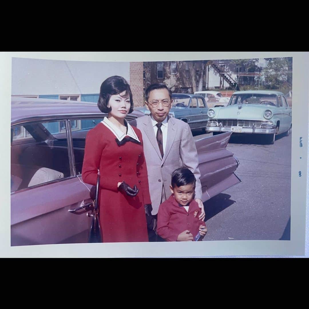 クロエ・ベネットのインスタグラム：「🏮Happy Lunar New Year🏮 (my nai nai, my yaya, and my dad)  I had a whole long thing written out about how emotional this new year feels. There’s so much to say. But my mental and physical health have gotten the better of me, and it’s hard for me to appropriately put all these feelings into words at the moment. But I think if you know, you know, and you get it. So, that being said, happy new year to all of you who celebrate. Wishing you health and love and all the things ❤️ (also yes, my grandma is the baddest bishh whose ever lived)」