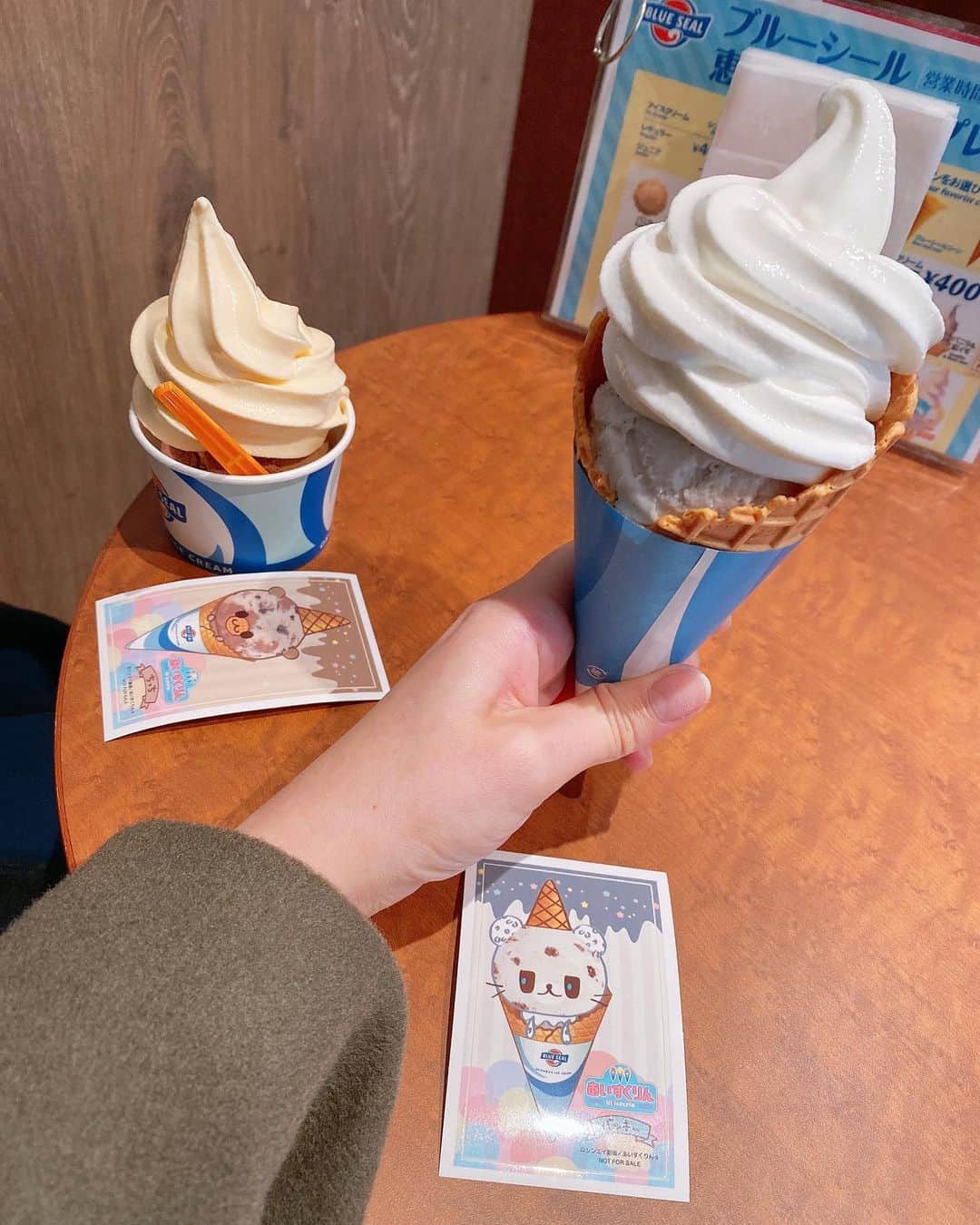 前田玲奈のインスタグラム：「#blueseal × #iiiあいすくりん #恵比寿ガーデンプレイス  #塩バニラ #沖縄田芋チーズケーキ （一本め）  🎉ブルーシール祝73周年🎉 森永千才ちゃんが「玲奈さんアイス食べにいきましょ〜！（ラブリーボイス）」と誘ってくれたの♡ 嬉しい〜〜♡ 沖縄の個性が存分に活かされてるブルーシールだーいすき！！ キャンペーン中でお得にいただけたし、我々の目当てはアイスはもちろんコラボステッカー！ 店員さんに計らっていただき…それぞれの演じるキャラクターをゲットしました✨それぞれのキャラのシールがあるなんて！集めがいがある！！ ちーちゃんと久々お話いっぱいできたのも楽しかった〜！ 声優お友達たちと話してると、やっぱりみんな声が素敵で癒されたり、楽しくなったりするな…☺️ すごいな…☺️ #アイ活 #アイスフェアリー #icecream」