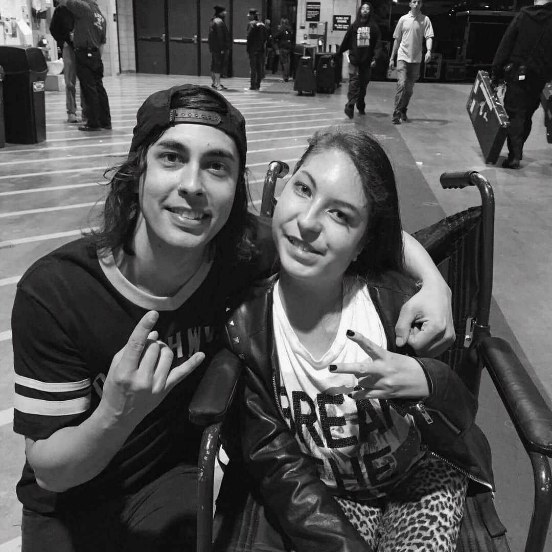 Third Eye Blindさんのインスタグラム写真 - (Third Eye BlindInstagram)「We always respect musicians doing good things in the world. Through @piercethevic years of touring and being in the industry, he's decided to use his network of friends to pay the good forward. Case in point - the @piercetheveil frontman launched Living The Dream Foundation (@ltdfoundation) where he makes magical dreams happen. Vic connects children and young adults living with life-threatening illnesses with their ultimate, favorite musicians for a #DreamDay hang. LTD creates experiences that become life moments. #Screamers   If you are able, please consider donating to Living The Dream Foundation at http://bit.ly/LTDfoundation」2月13日 4時09分 - thirdeyeblind