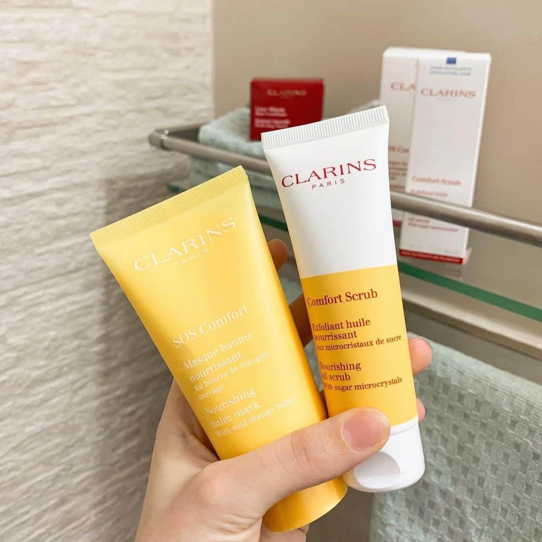 ClarinsUKさんのインスタグラム写真 - (ClarinsUKInstagram)「Friday night essentials 💛 Show us your go-to Clarins products by tagging us @clarinsuk in your caption!   [📷: @poppytop]」2月13日 4時01分 - clarinsuk