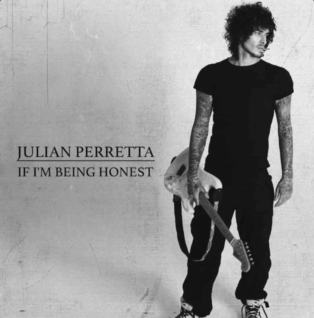 ジュリアン・ペレッタのインスタグラム：「out today x」