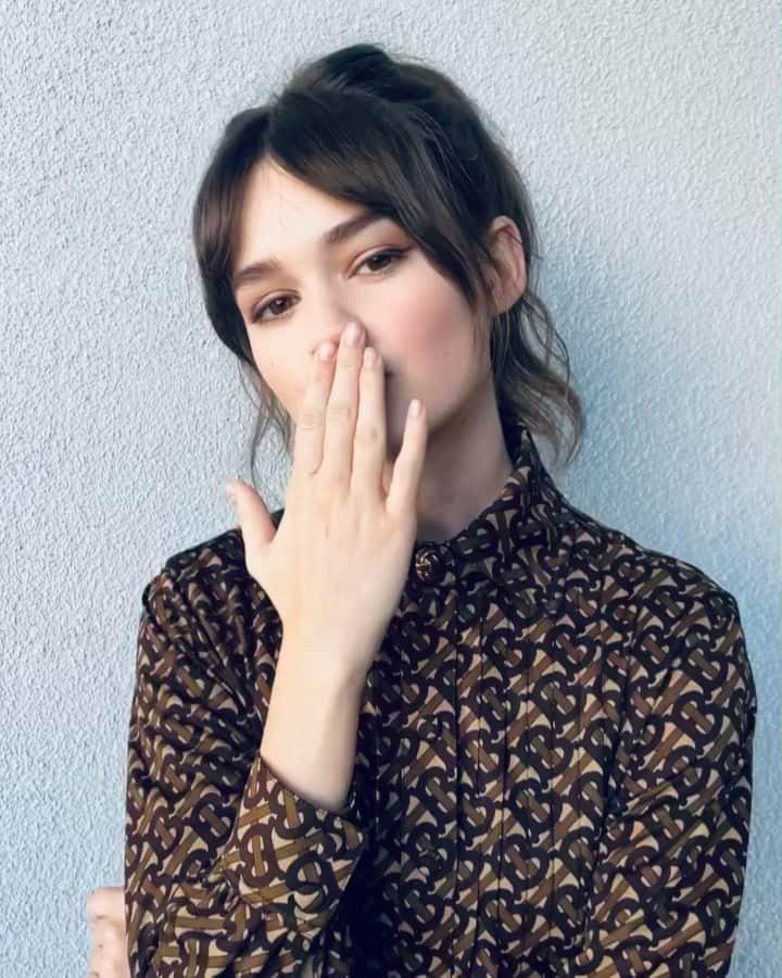 Kara Yoshimoto Buaのインスタグラム：「Kisses 💋#CiaraBravo  doing press for #CherryMovie  yesterday  @ciarabravo @samanthamcmillen_stylist @mararoszak #hair #makeupbykarayoshimotobua #softwingedeyeliner  #welovecoco @welovecoco」