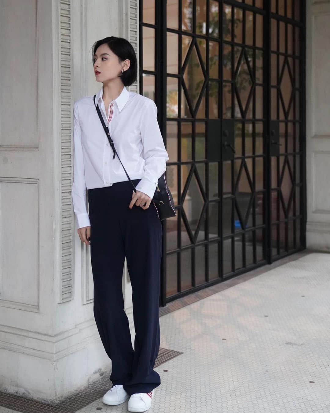 のインスタグラム：「Total look ❤️  Merci Clara 喜悦姑娘 Elle porte la chemise Martin, le pantalon Gabriel, les chaussures Charly et le sac Marcia disponibles en ligne et en boutiques. — She is wearing the Martin shirt, the Gabriel pants, the Charly sneakers and the Marcia bag available online and in stores.  www.inesdelafressange.fr  #inesdelafressangeparis #inesdelafressange」