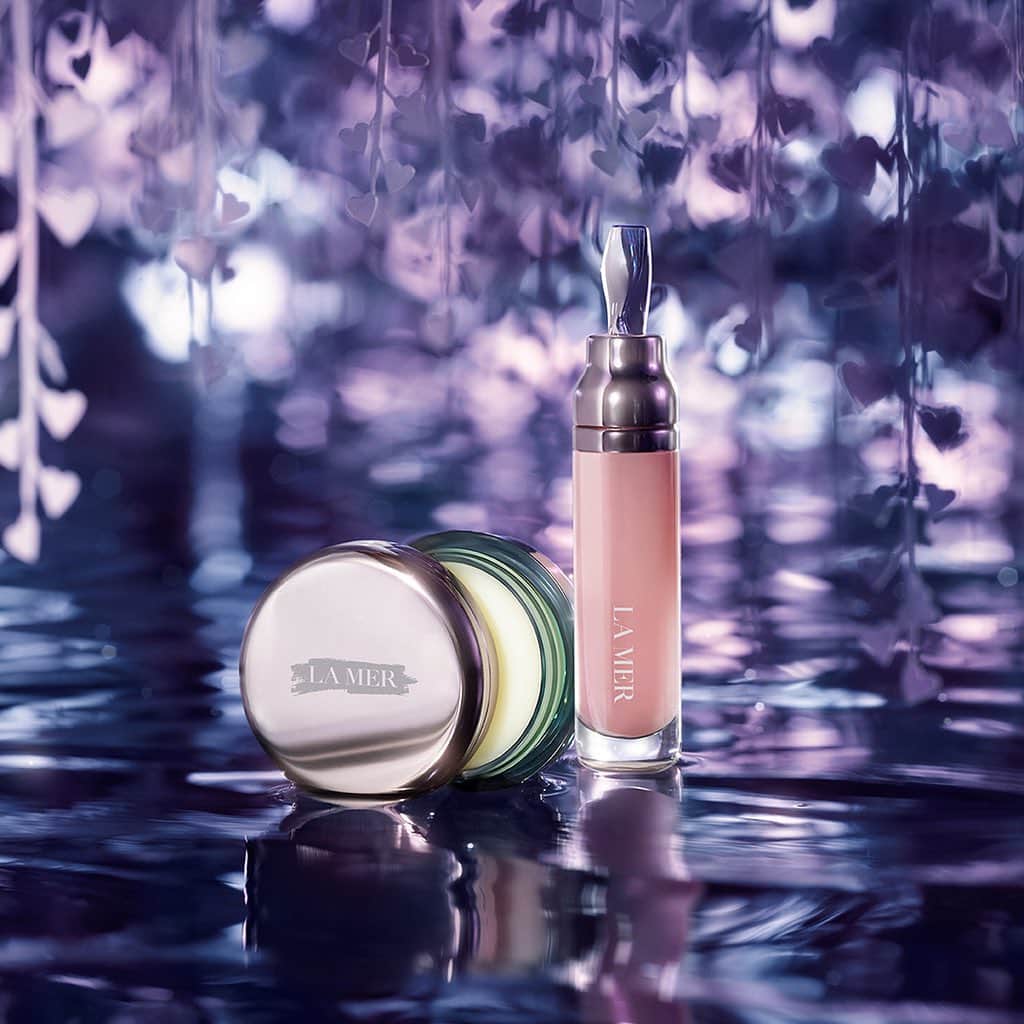 ドゥラメールのインスタグラム：「Twist & pout. Give your lips a loving spa treatment on #ValentinesDay with our beloved Lip Balm and Lip Volumizer.」