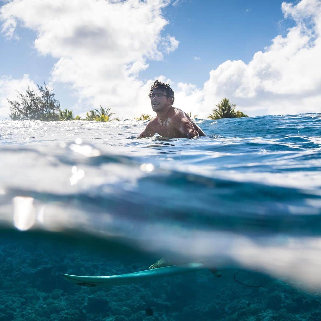 ジェレミー・フローレスのインスタグラム：「Reconnection 👋🏼. . 📷: @dmosqphoto #Tuamotu @quiksilver」