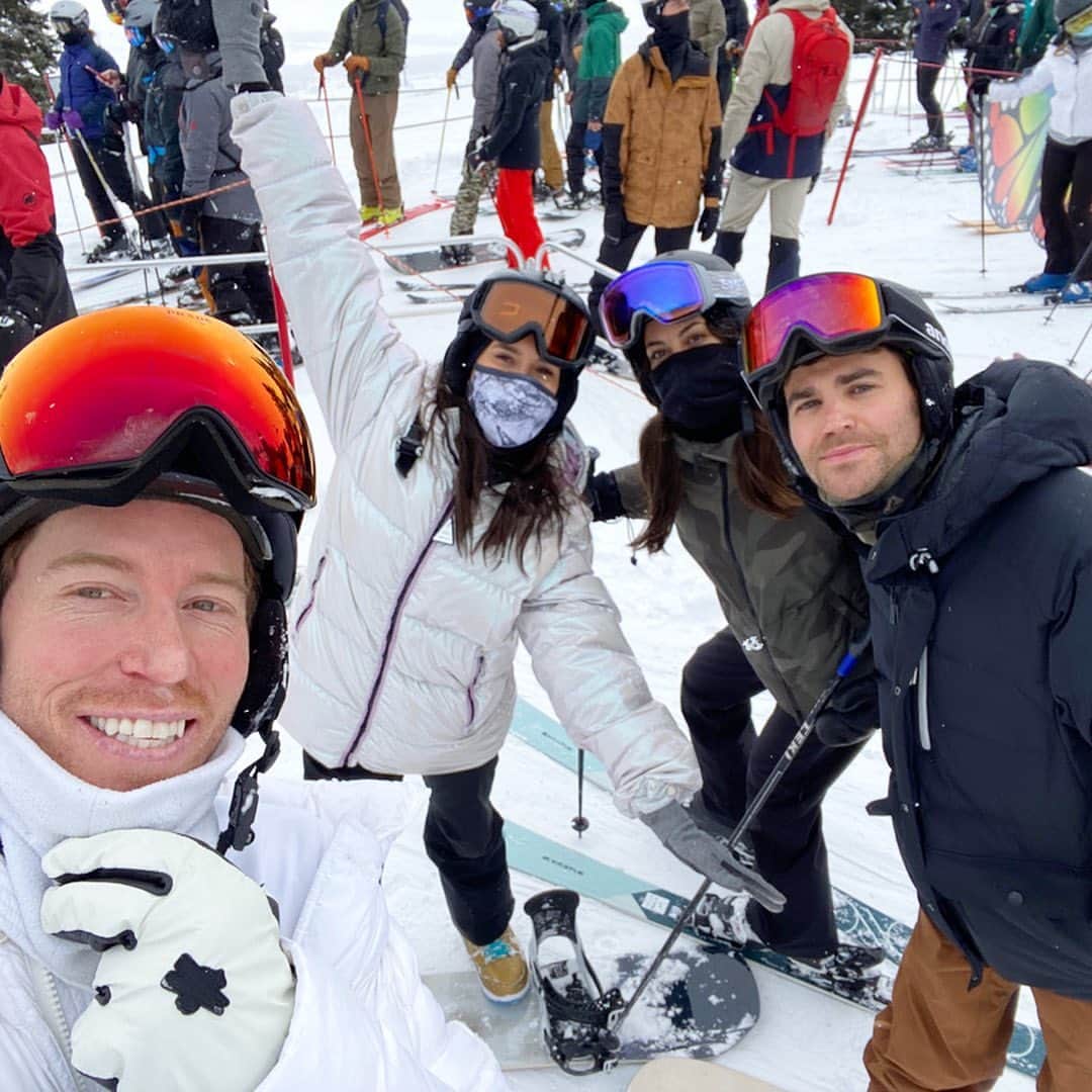 ショーン・ホワイトのインスタグラム：「So fun taking these guys riding! Must have had their daylight rings on ...🧛🏼‍♂️🧛🏻‍♀️🤔 @nina @paulwesley」