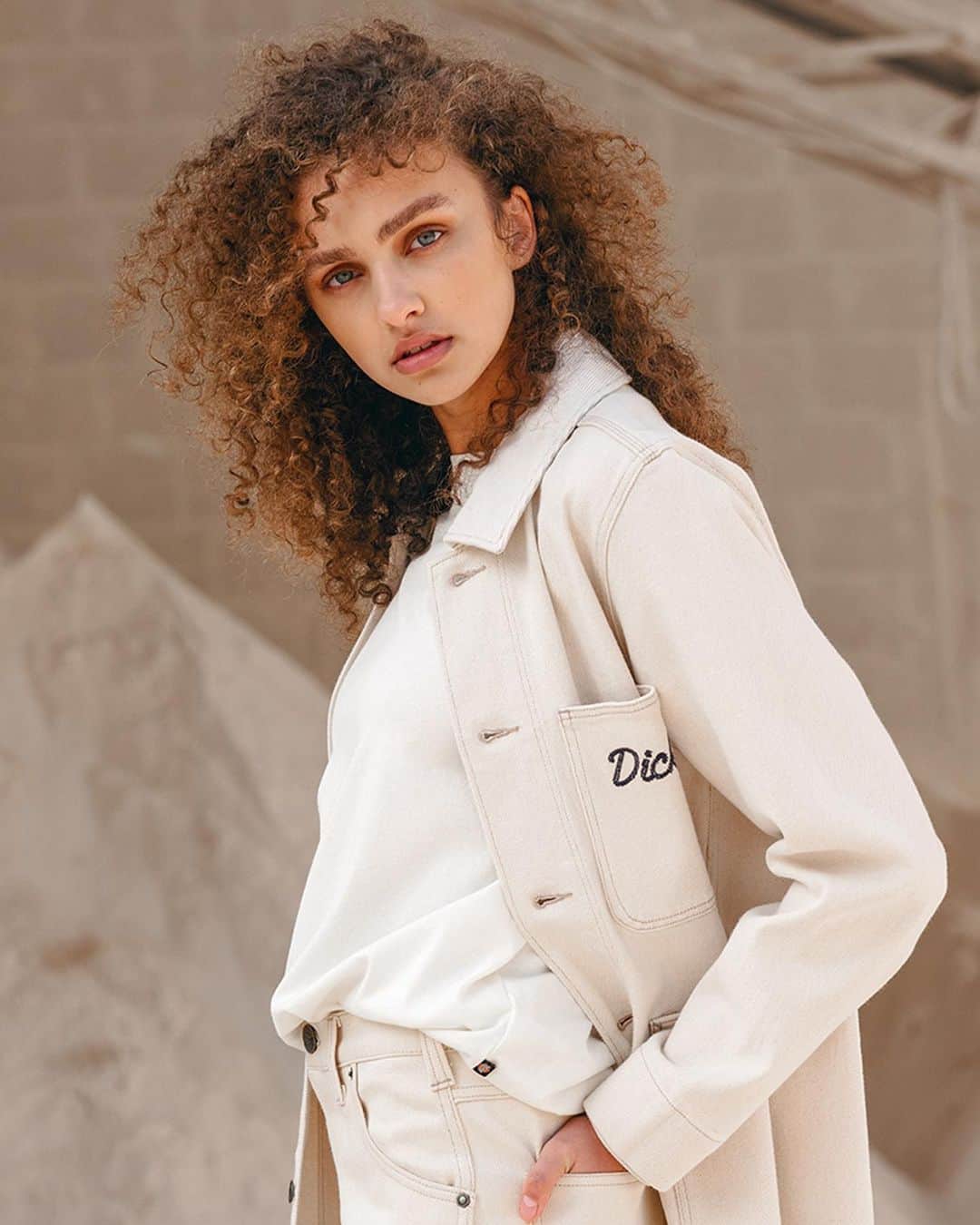 HYPEBEASTさんのインスタグラム写真 - (HYPEBEASTInstagram)「@hypebeaststyle: @dickieslifeofficial looks to their extensive archive for its latest SS21 collection. Dubbed “Crafted Souvenirs,” the capsule reimagines classic workwear pieces and updates the timeless designs with a sleek modern twist that nods to heritage fabrics and detailing. The collection encompasses chore jackets, bib overalls, carpenter pants, and more, look for it to arrive on February 25.⁠⁠ Photo: Dickies Life」2月13日 4時25分 - hypebeast
