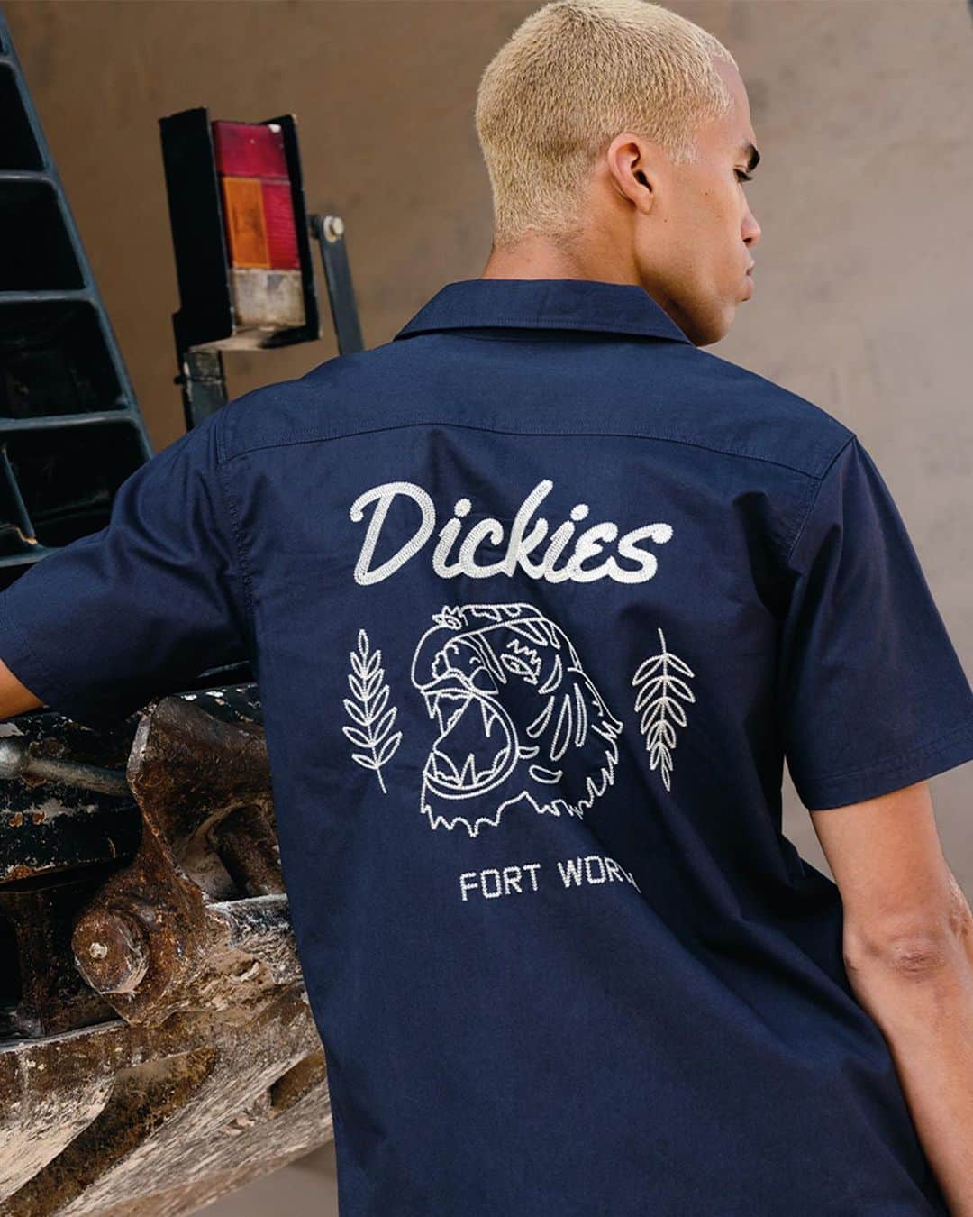 HYPEBEASTさんのインスタグラム写真 - (HYPEBEASTInstagram)「@hypebeaststyle: @dickieslifeofficial looks to their extensive archive for its latest SS21 collection. Dubbed “Crafted Souvenirs,” the capsule reimagines classic workwear pieces and updates the timeless designs with a sleek modern twist that nods to heritage fabrics and detailing. The collection encompasses chore jackets, bib overalls, carpenter pants, and more, look for it to arrive on February 25.⁠⁠ Photo: Dickies Life」2月13日 4時25分 - hypebeast