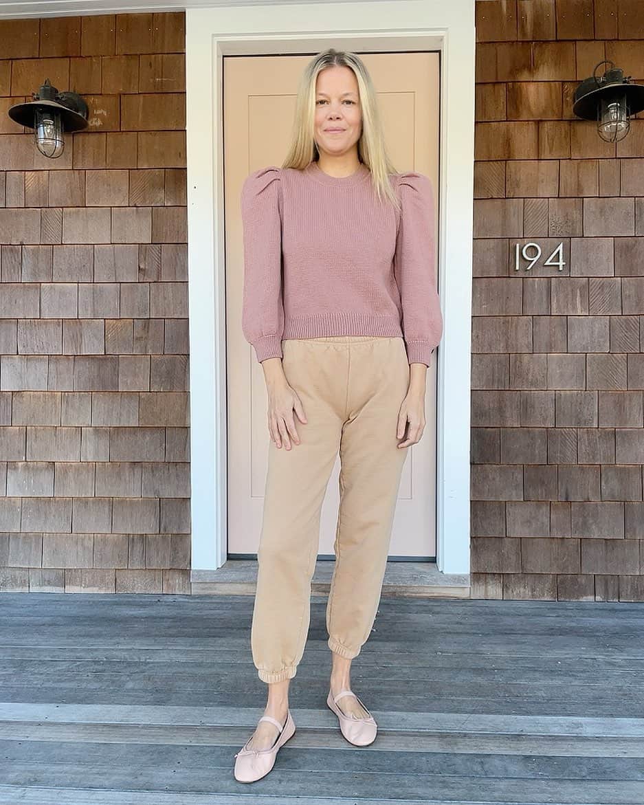 レフラーランドールのインスタグラム：「Jessie in her blush colored favorites: Our Knits For Good sweater (available to pre-order at the link in our bio) and our Leonie ballet flats 💕」