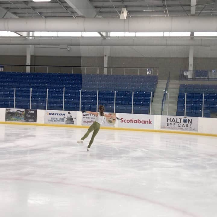 ヴェロニク・マレのインスタグラム：「Bien finir la semaine❄️⛸ #skatecanada #figureskating」