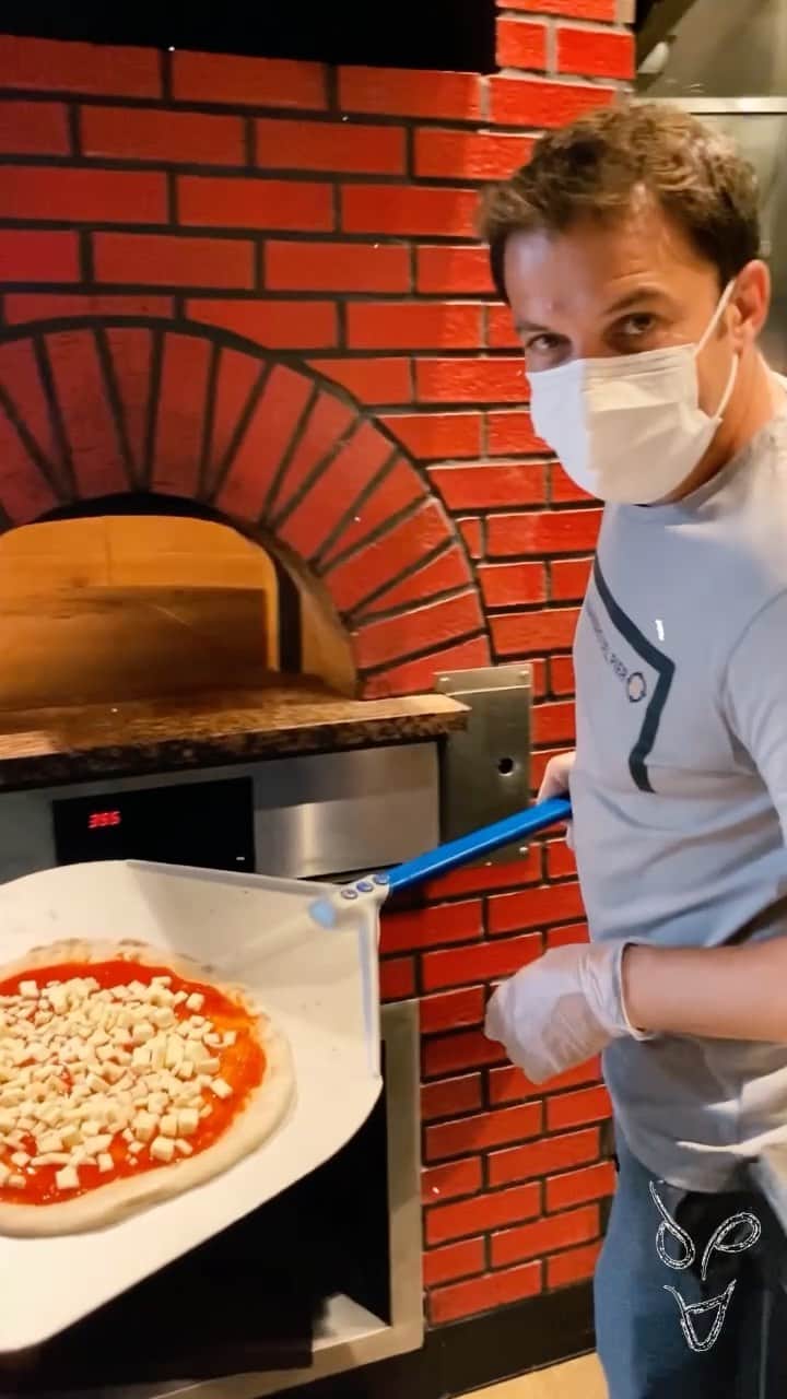 アレッサンドロ・デル・ピエロのインスタグラム：「Quale è la vostra pizza preferita? 🤪🍕  @n10losangeles #ADP10」