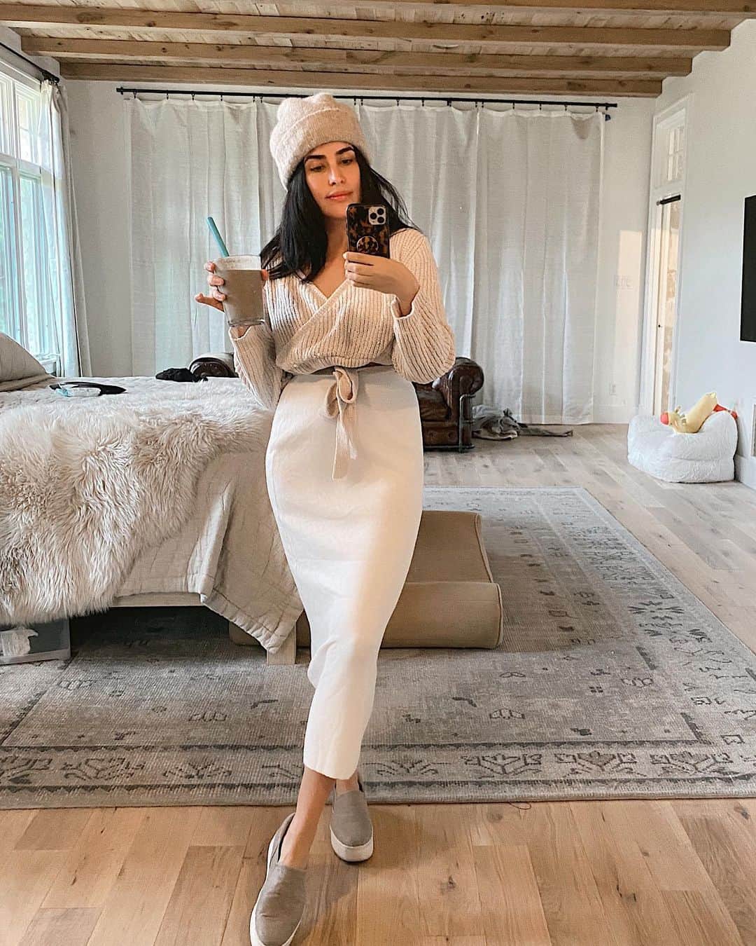 Sazan Hendrixさんのインスタグラム写真 - (Sazan HendrixInstagram)「Happy Friday 💓 This week was not my favorite for many reasons, I felt like I was dragging myself to get up and get going every day and felt a constant tug from every direction. Navigating the new mom life + work life routine hasn’t been easy and I’m simply trying my best in this transition season. I’m learning that all I can do when the going gets tough is continue to move forward and try not to beat myself up in the process. Being a mom this second time around I’m trying not to repeat mistakes from the past. Aka I need to give myself some grace and know that it is okay some days when I’m not feeling okay. Hormones can play some mad tricks with your emotions so I’m aware that these feelings of overwhelm and exhaustion will come to pass. Taking my time to find my new pace and I’m ending this week with lots of things building up on my to-do list but one thing’s forsure. God hasn’t left my side and He never will. And for that reason, I’m never really alone in my struggles. On the hardest days, that realization really comforts me. My faith is what fuels my hope. A new week awaits my arrival and I’m ready to get back up & show up with a better attitude, a grateful heart, and a new haircut. 💇🏻‍♀️ Have a restful (and cozy!) weekend fam. & thank you for all your encouraging DM’s. Love how we can keep it 💯 with eachother. #workingmomlife」2月13日 4時35分 - sazan
