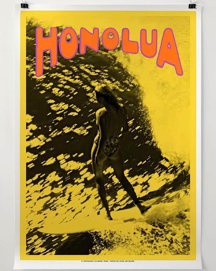 ステファニー・ギルモアのインスタグラム：「This is Honolua Bay on a ⚡️Gerry Lopez single fin. This series of posters is a collaboration with photographer  @ryanheywood 🤍 Now available on stephgilmore.com - link in bio」