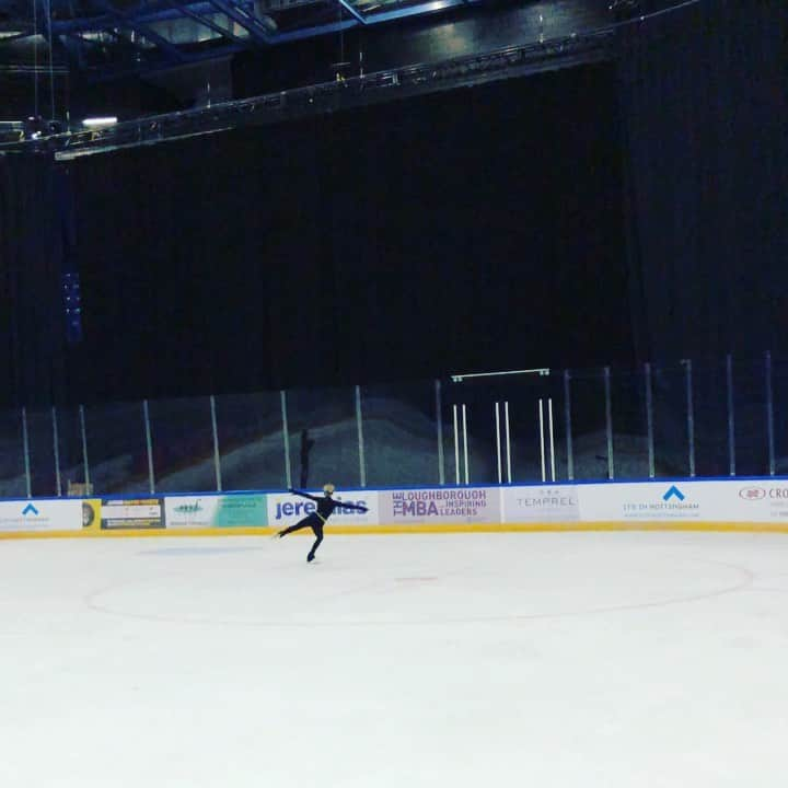 Phil Harrisのインスタグラム：「Flying #flashback on a Friday!  Looking forward to more of this soon!! 💪🏼⛸✨ @xx._alexa.x  . @tc_coaching_figureskating @britishiceskating @nat_ice_centre @edeaskates @johnwilsonblades  . #flashbackfriday #figureskating #iceskating #tripletoeloop #training #coach #athlete #training #covid_19」