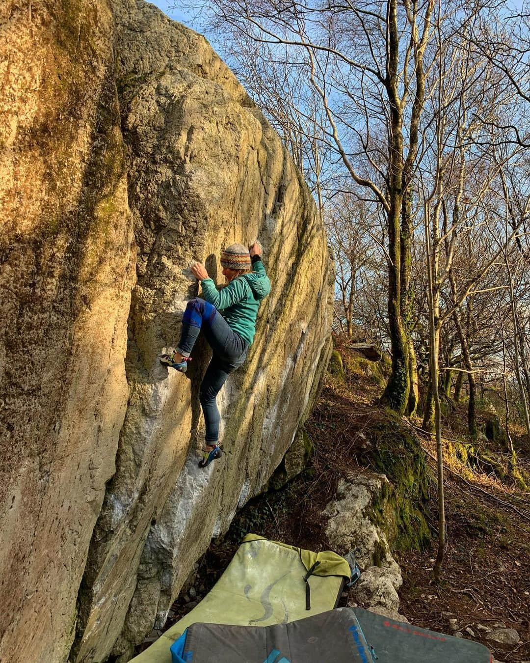 ヘイゼル・フィンドレーさんのインスタグラム写真 - (ヘイゼル・フィンドレーInstagram)「Local bouldering has been breaking up the monotony of lockdown. It’s absolutely freezing and far from world class but it’s still rock climbing and right now that feels pretty precious @j__e__taylor @angus.kille @blackdiamond @lasportivagram @seatosummit @catalystclimbing」2月13日 4時41分 - hazel_findlay