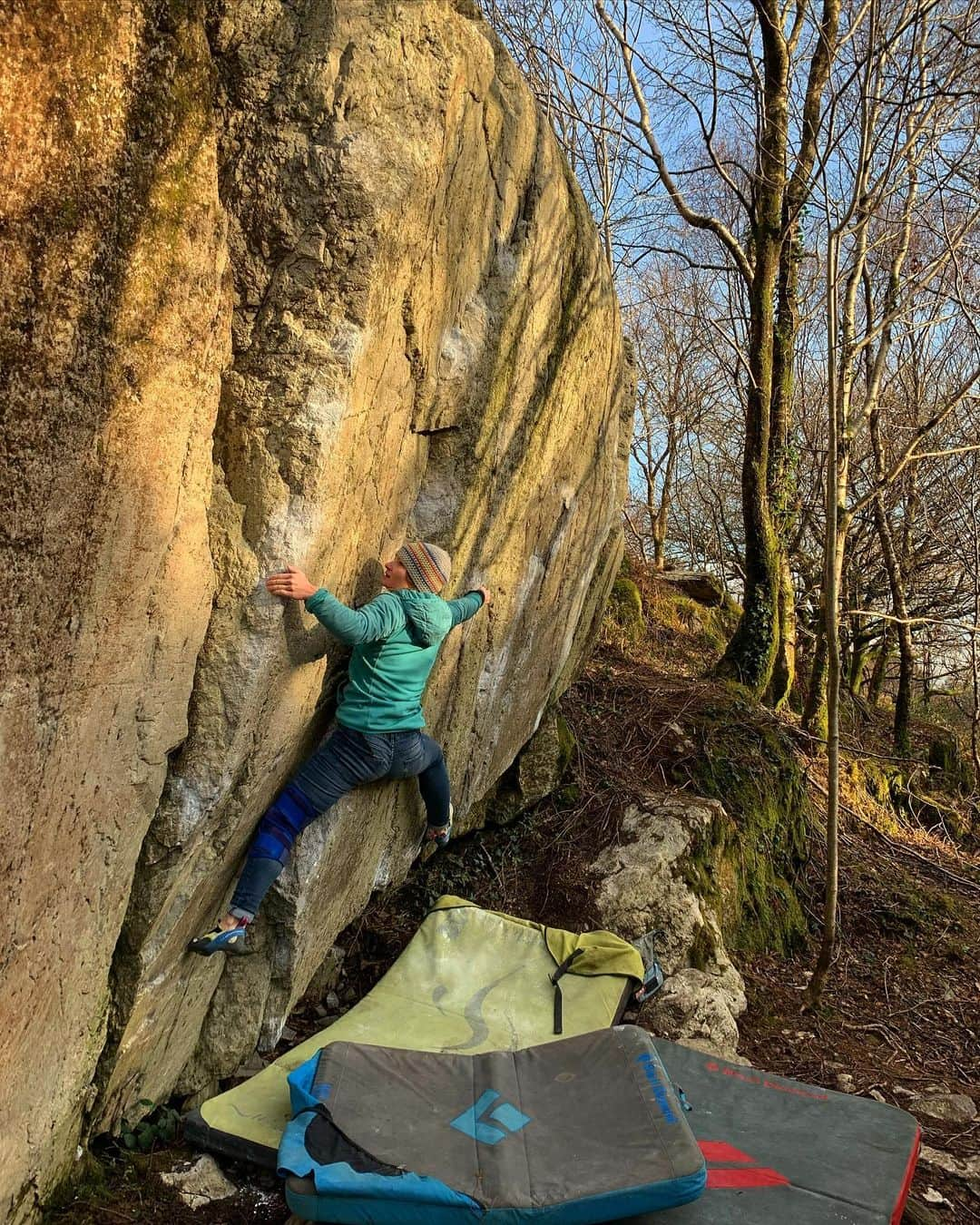 ヘイゼル・フィンドレーさんのインスタグラム写真 - (ヘイゼル・フィンドレーInstagram)「Local bouldering has been breaking up the monotony of lockdown. It’s absolutely freezing and far from world class but it’s still rock climbing and right now that feels pretty precious @j__e__taylor @angus.kille @blackdiamond @lasportivagram @seatosummit @catalystclimbing」2月13日 4時41分 - hazel_findlay